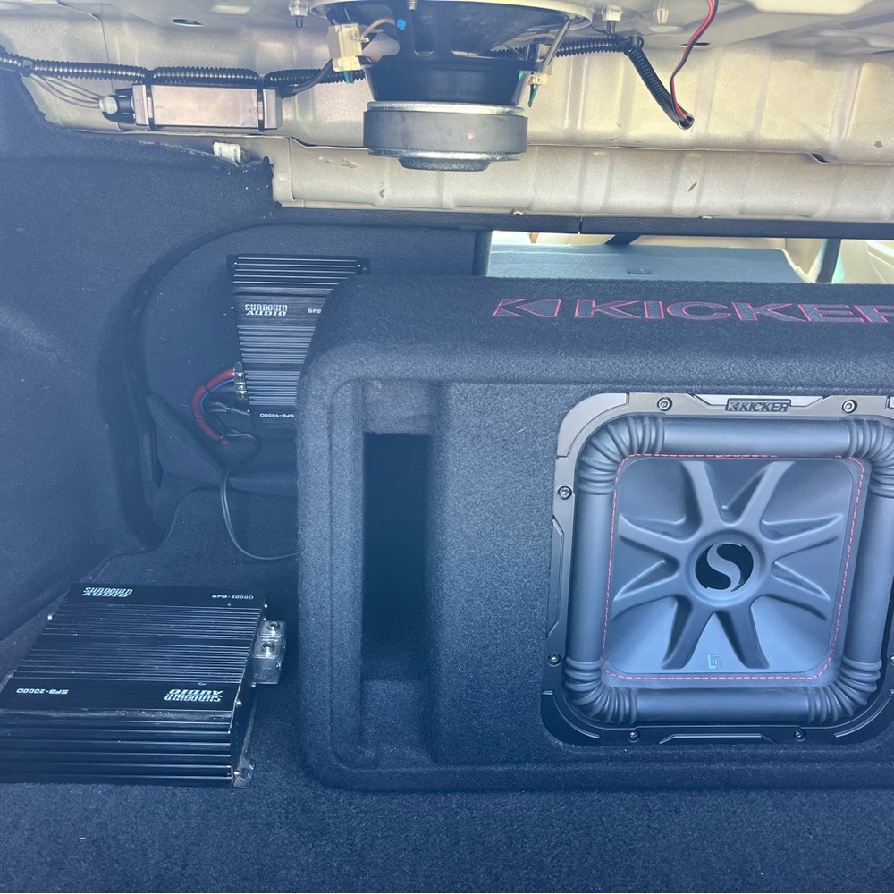 1000 watt sundown amp works great had it for 2 weeks just got a 2k I want bigger